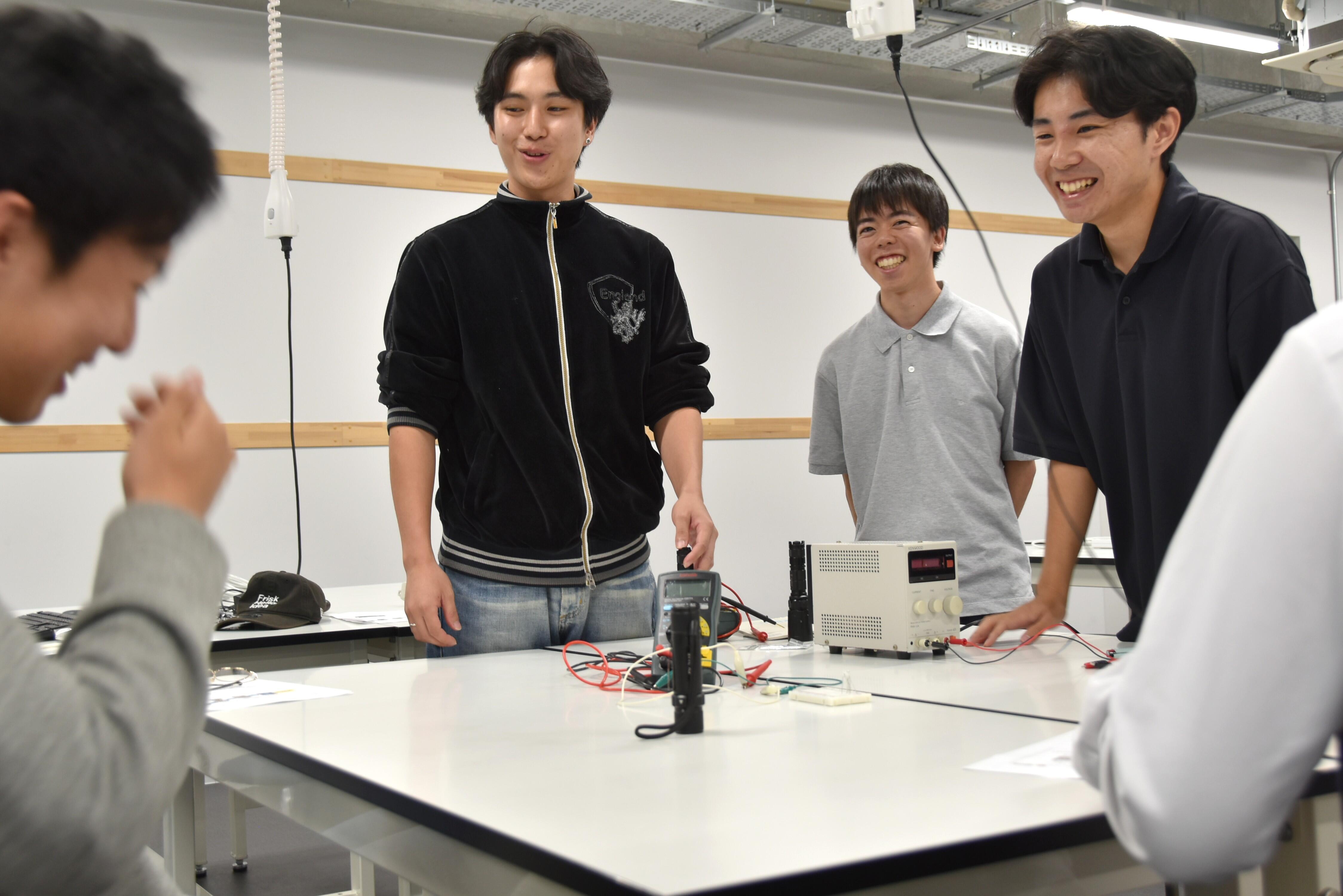 談笑する参加高校生と学生
