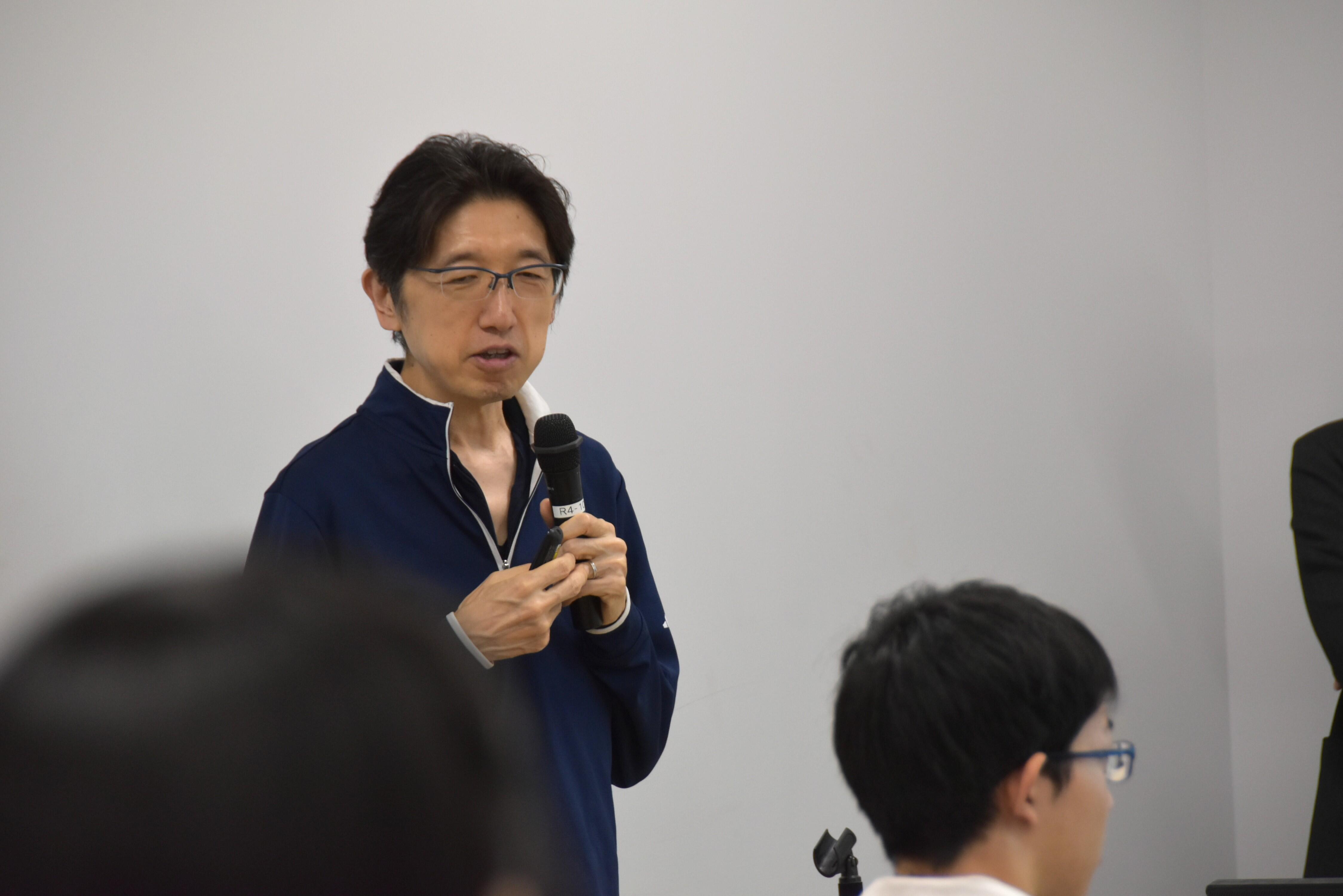 材料機能工学専攻の岩谷教授