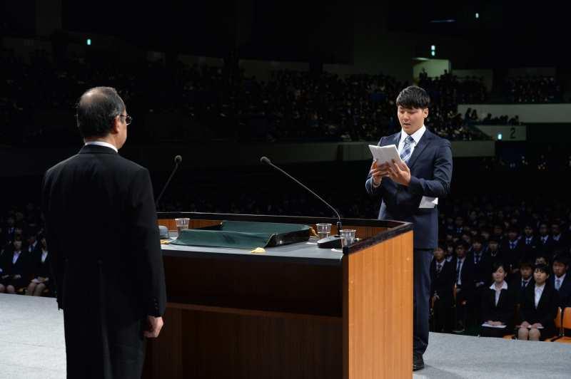 吉久学長に対して新入生宣誓をする川尻さん