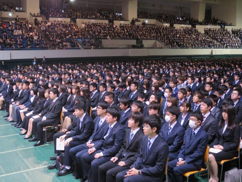 入学式に出席した学生や保護者たち