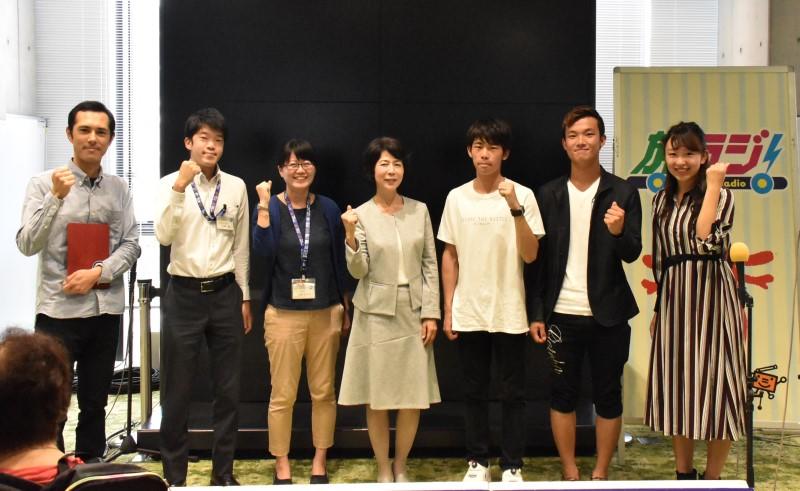 ラジオ収録に参加した外国語学部二神真美教授（中央）と外国語学部学生、都市情報学部学生