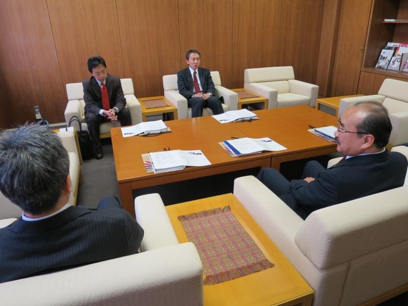吉久学長(手前右)と懇談する波多野局長(奥右)=本部棟で