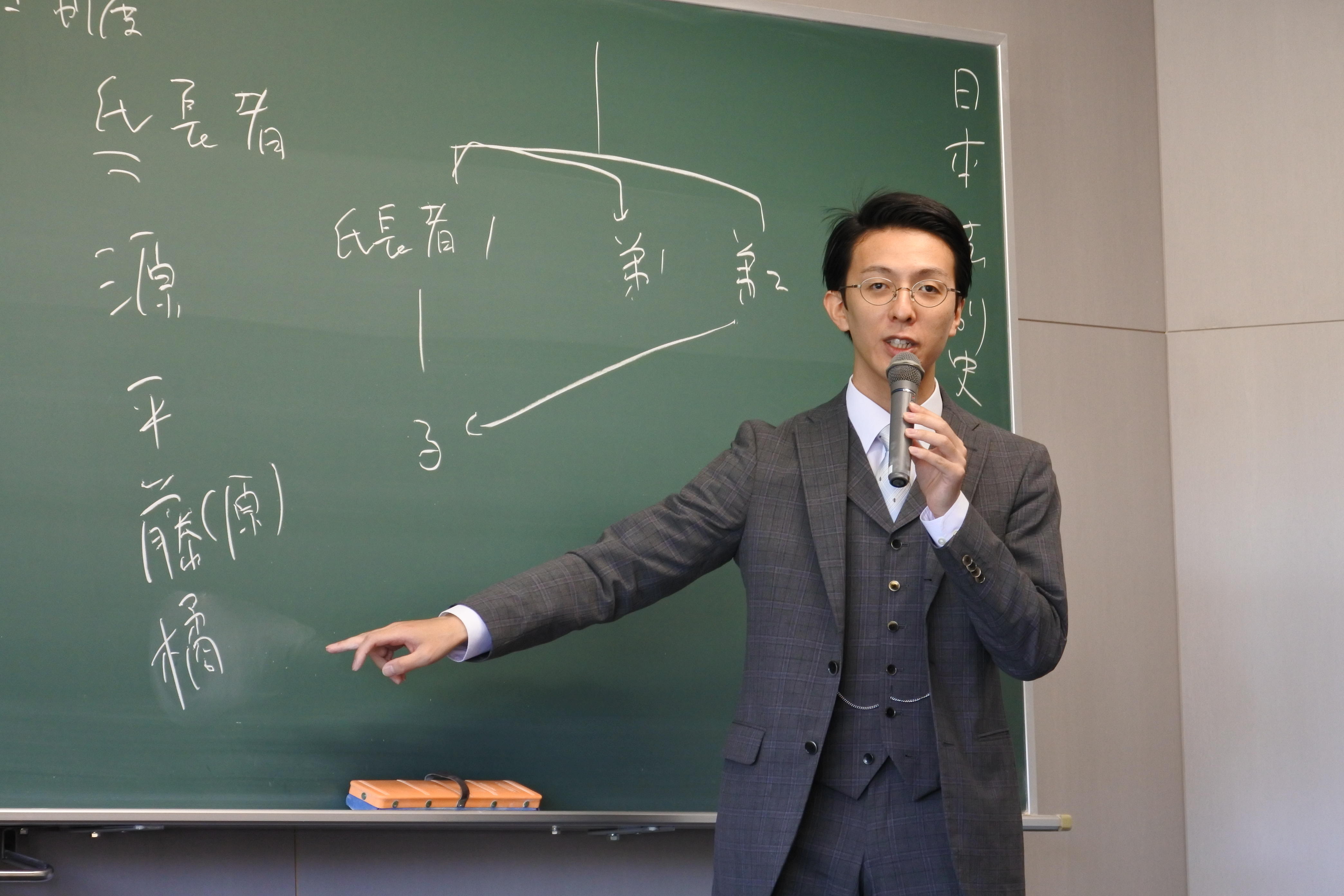 日本法制史を教える代田准教授