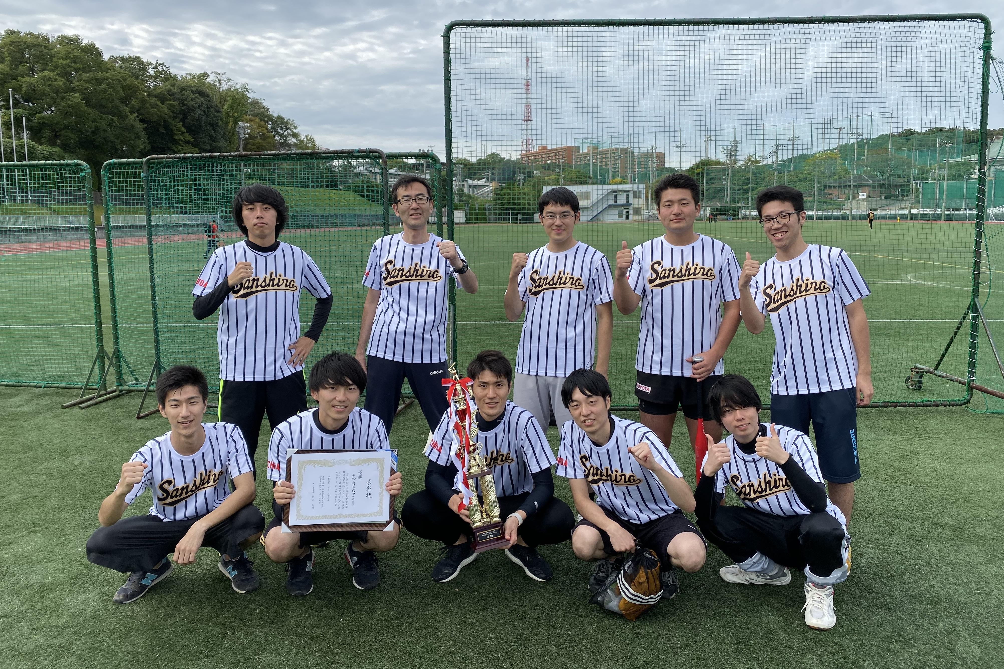 研究室対抗ソフトボール大会の優勝記念写真(2019年10月26日)
