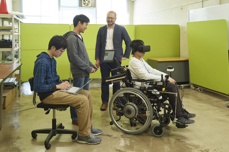 VR技術の研究で使っている電動車椅子とヘッドセット＝天白キャンパス2号館で