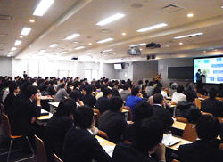 卒業生も含め100人を超す学生・教員たちを前にした坂教授の最終講義（共通講義棟北201講義室で）