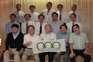 大船渡市復興計画策定委員会のメンバーと佐藤さん（前列右から2番目）