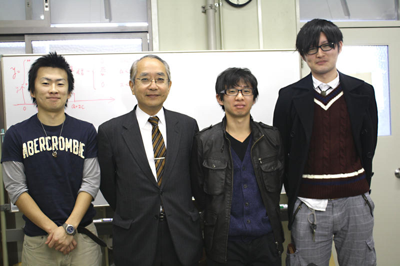 「かぐ転防」ボランティアに取り組む立川研究室。立川教授の左が竹内さん、右が福さん。