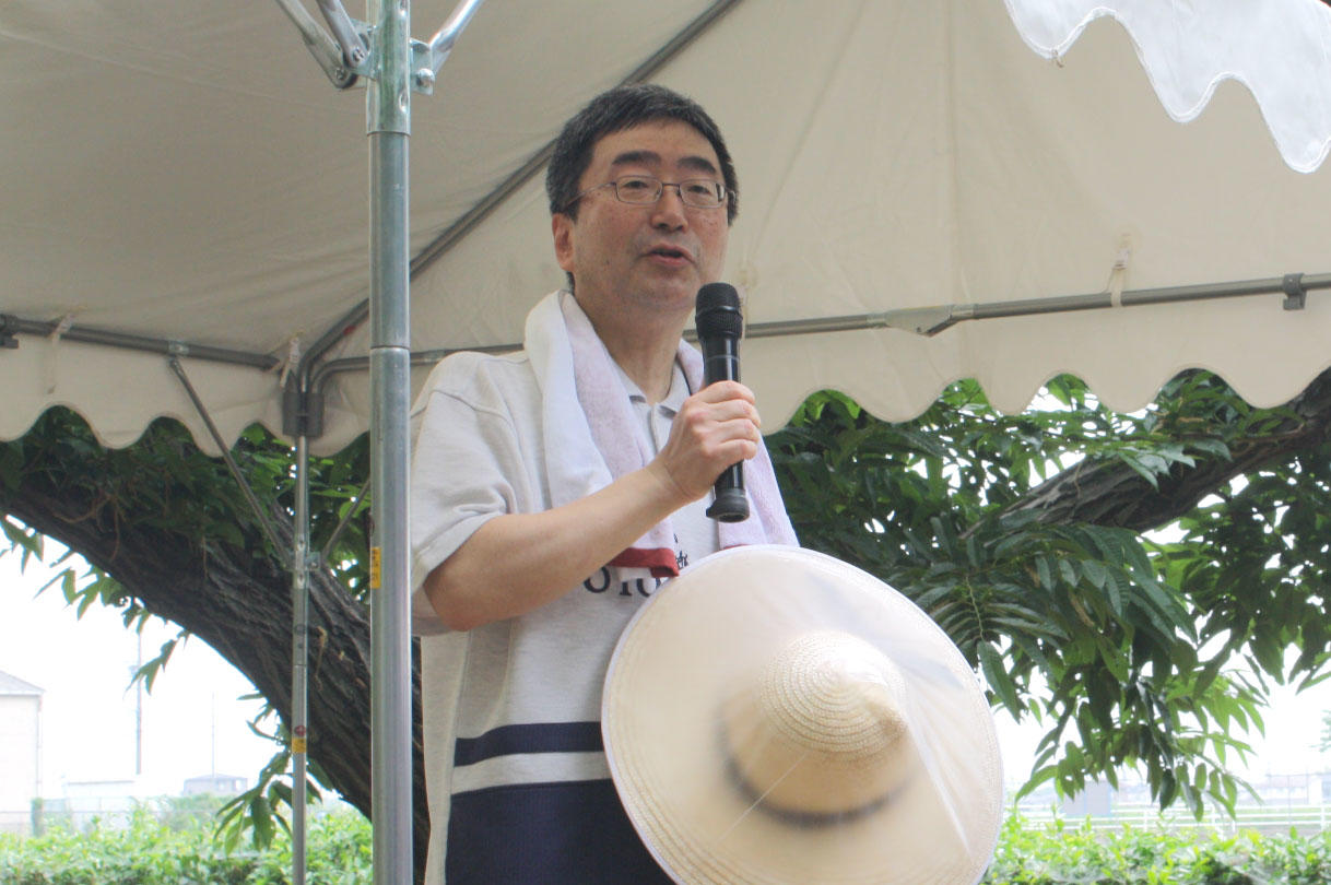 6月の田植祭であいさつする磯前学部長