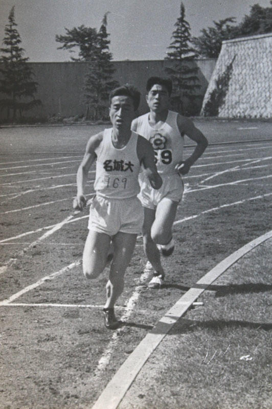 第21回東海学生陸上競技選手権(1955年5月)の5000メートルで優勝した時の高橋さん (瑞穂競技場で)