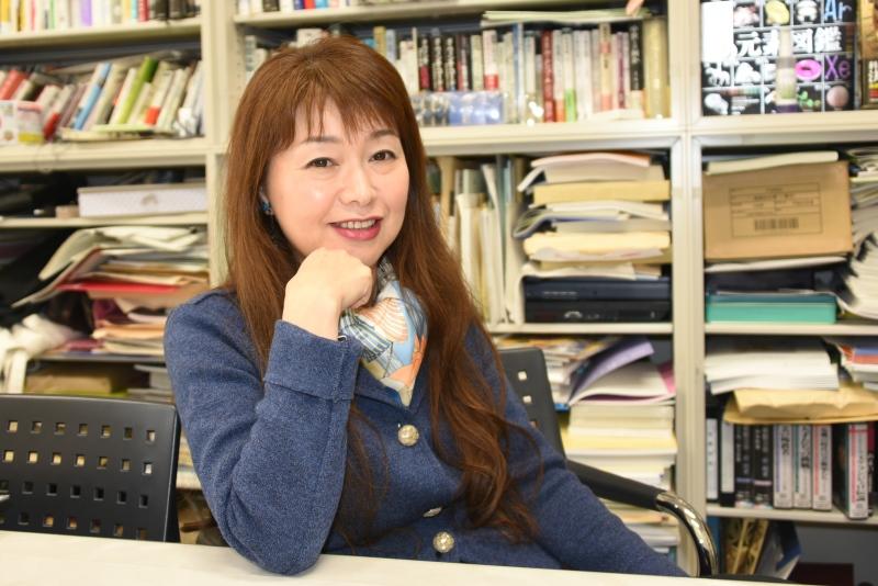 タワー75の研究室で「自由な校風を大切にしてほしい」と語る水尾教授