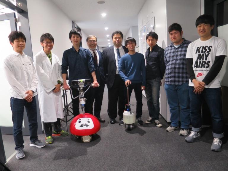 杖型ロボットと福田研究室の学生ら＝天白キャンパス研究実験棟Ⅱで