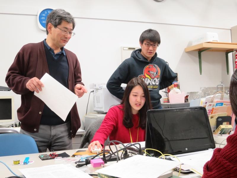 天白キャンパス研究実験棟Ⅱで学生を指導する坂東教授