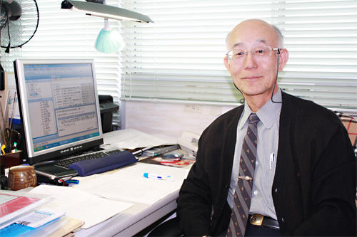 「夢に向かってトライを」と語る鍋島教授