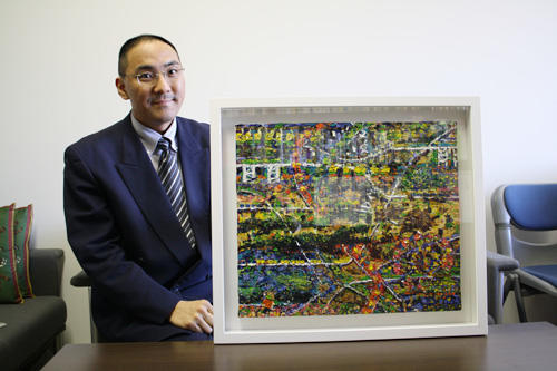 「いくつもの物差し、時計を」と語る谷村准教授。絵は小学生のお嬢さんと一昨年夏に描いた「東山動物園」です。お二人の最新作は、今年2月の「第19回全日本アートサロン絵画大賞展」に入選されています。