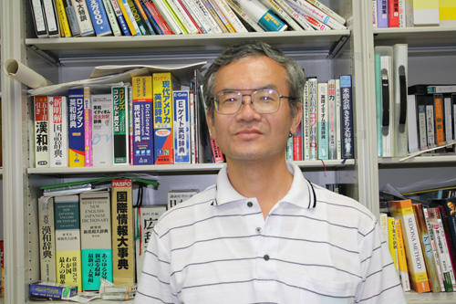 「語学を学ぶ環境は私たちの学生時代に比べたら格段に恵まれています」と語る船田教授