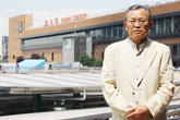 「仙台駅改良は都市計画で仙台市と国鉄の連携がうまくいったケース」と語る野神さん(仙台駅前で)