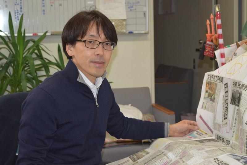 「新聞は情報の宝庫」と語る岡教諭