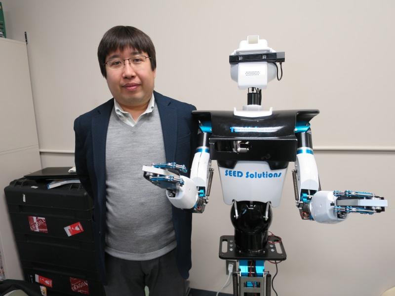 人の支援を目的としたロボットと一緒に＝天白キャンパス2号館で