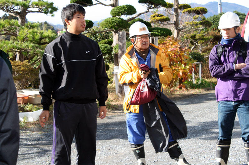 大島での第3回ボランティア活動で(2011年12月)