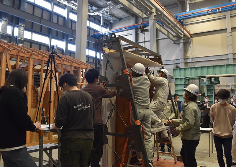 地震時の家具転倒を検証!減災活動を産官学で!
